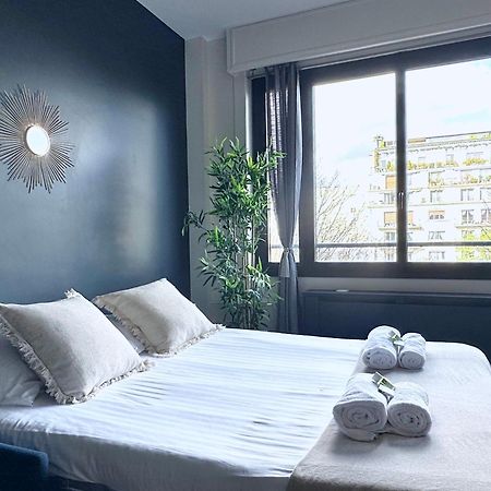 Stylish Apartment With A Balcony In Париж Екстериор снимка