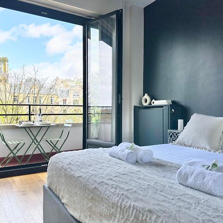 Stylish Apartment With A Balcony In Париж Екстериор снимка