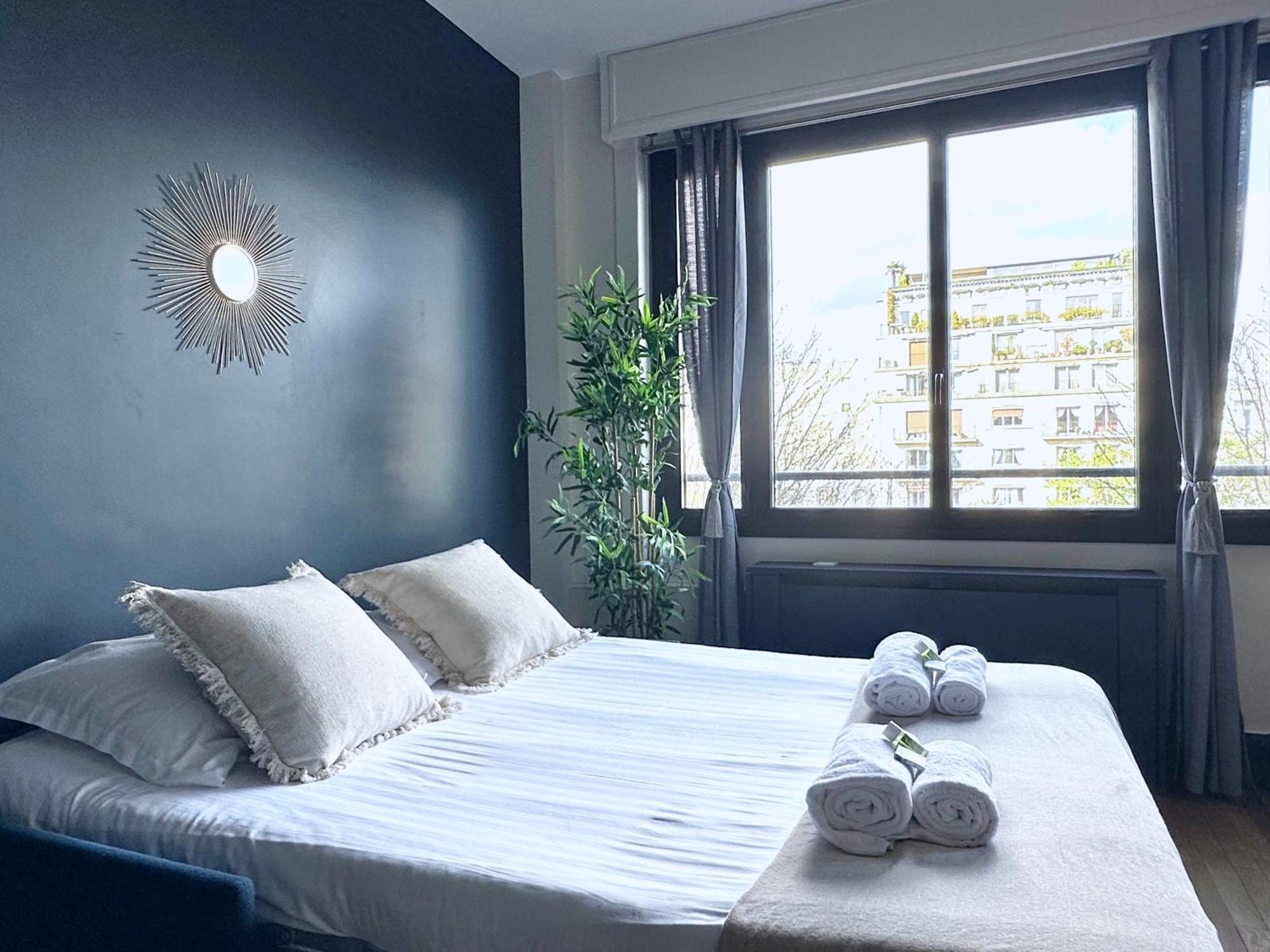 Stylish Apartment With A Balcony In Париж Екстериор снимка