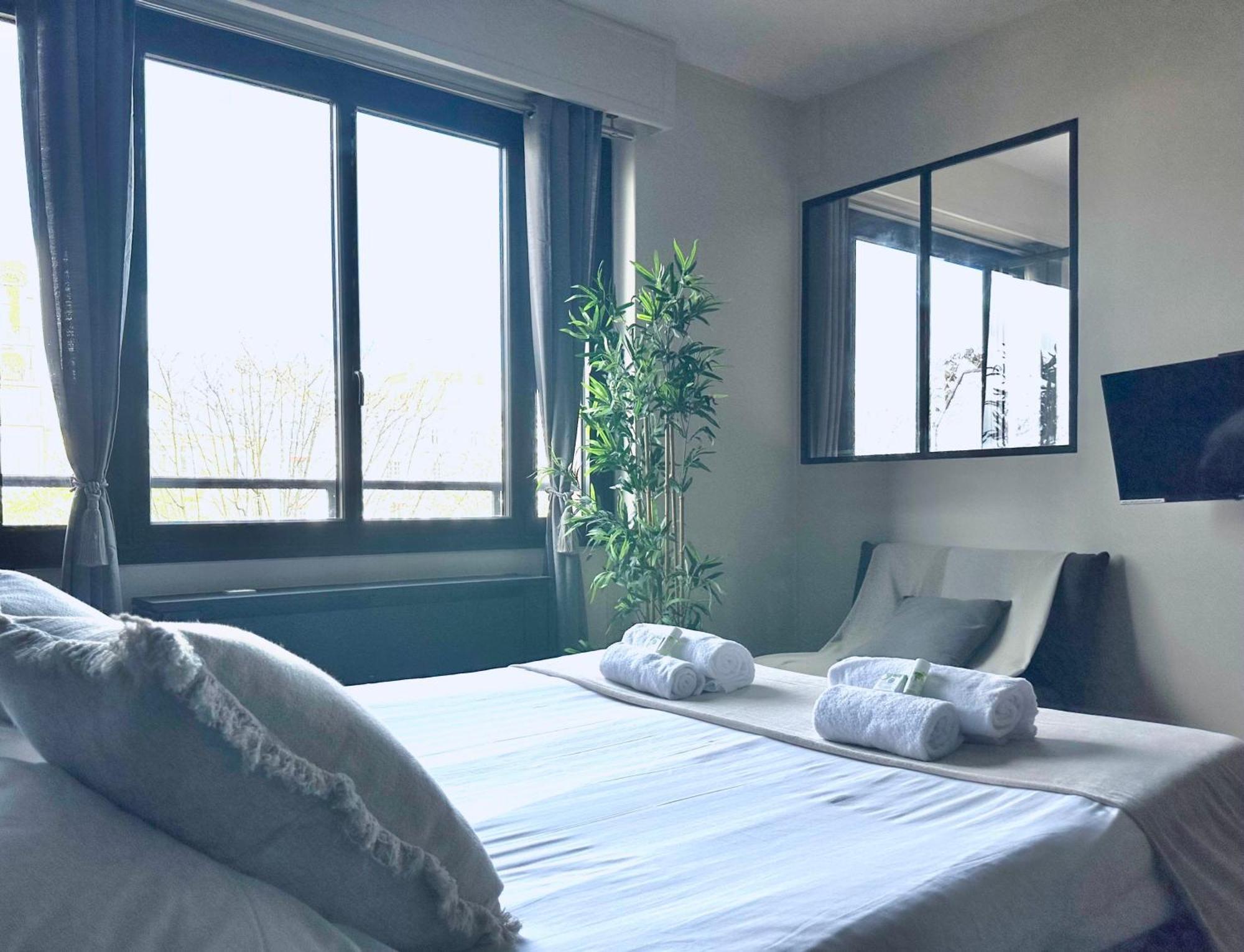 Stylish Apartment With A Balcony In Париж Екстериор снимка
