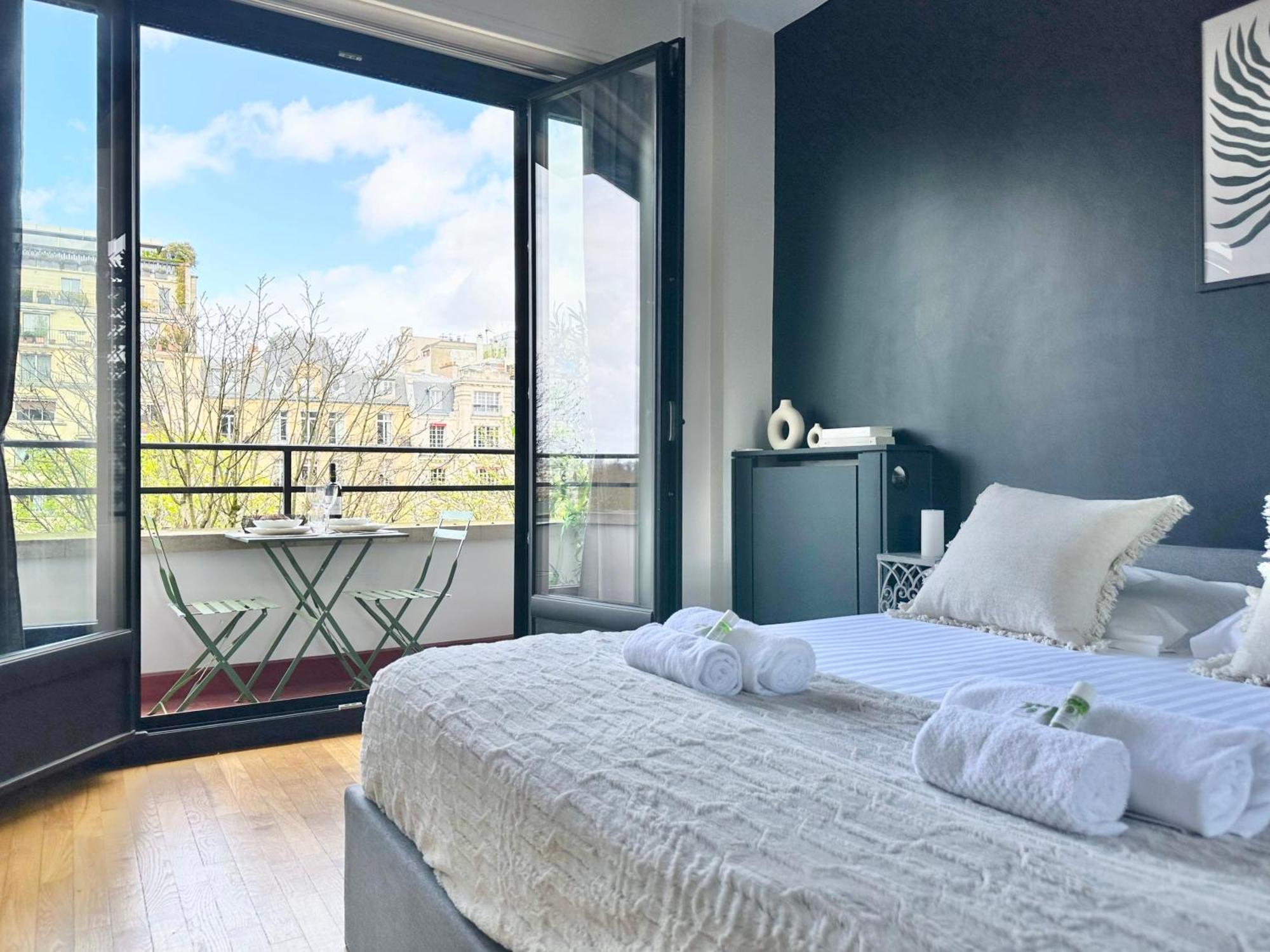 Stylish Apartment With A Balcony In Париж Екстериор снимка