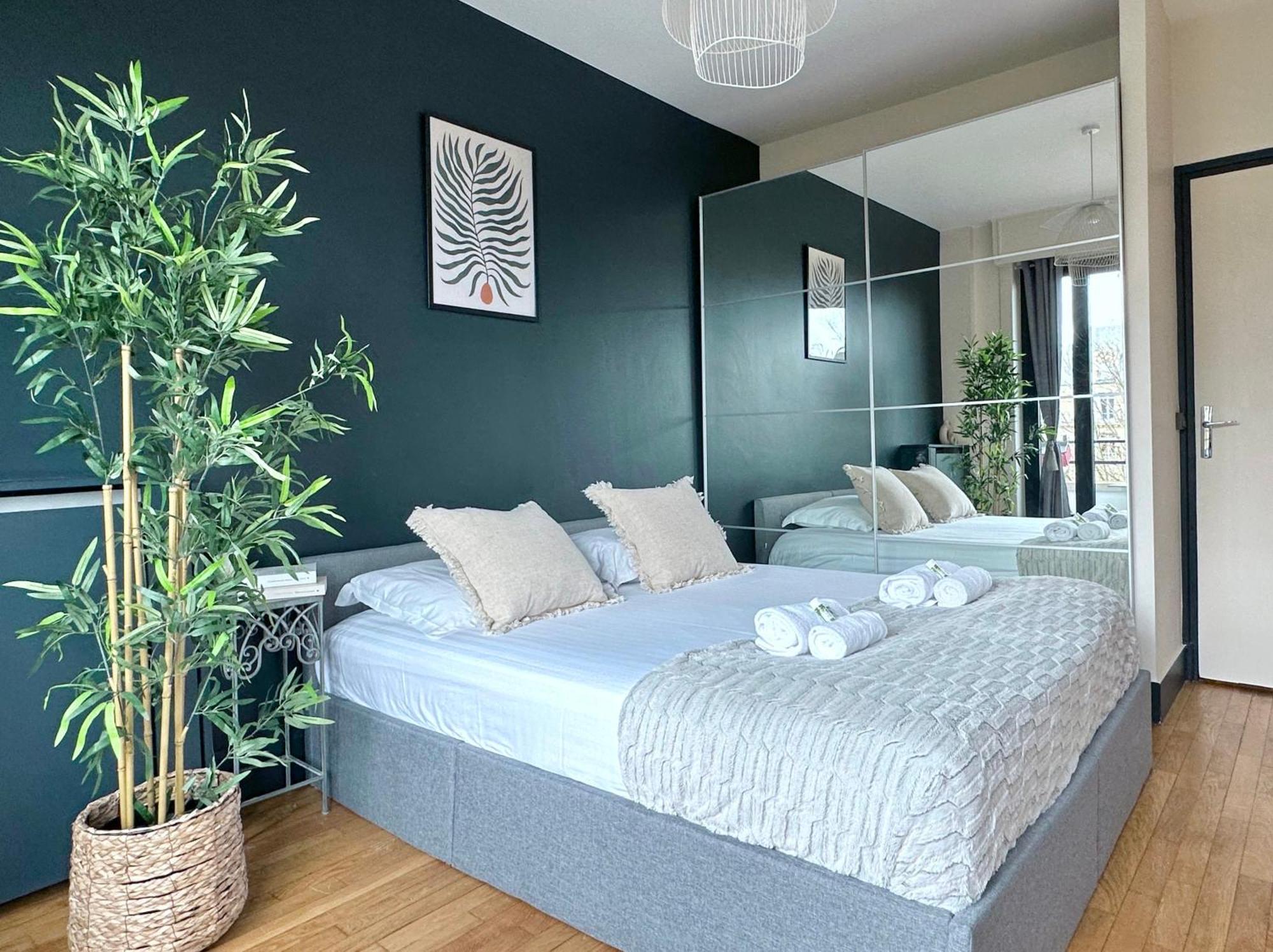 Stylish Apartment With A Balcony In Париж Екстериор снимка