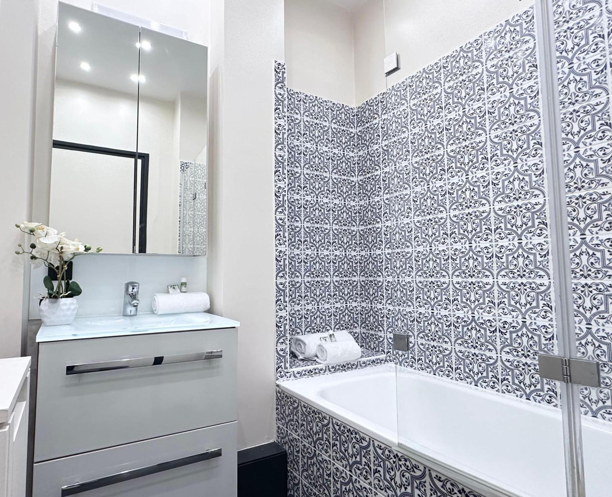 Stylish Apartment With A Balcony In Париж Екстериор снимка