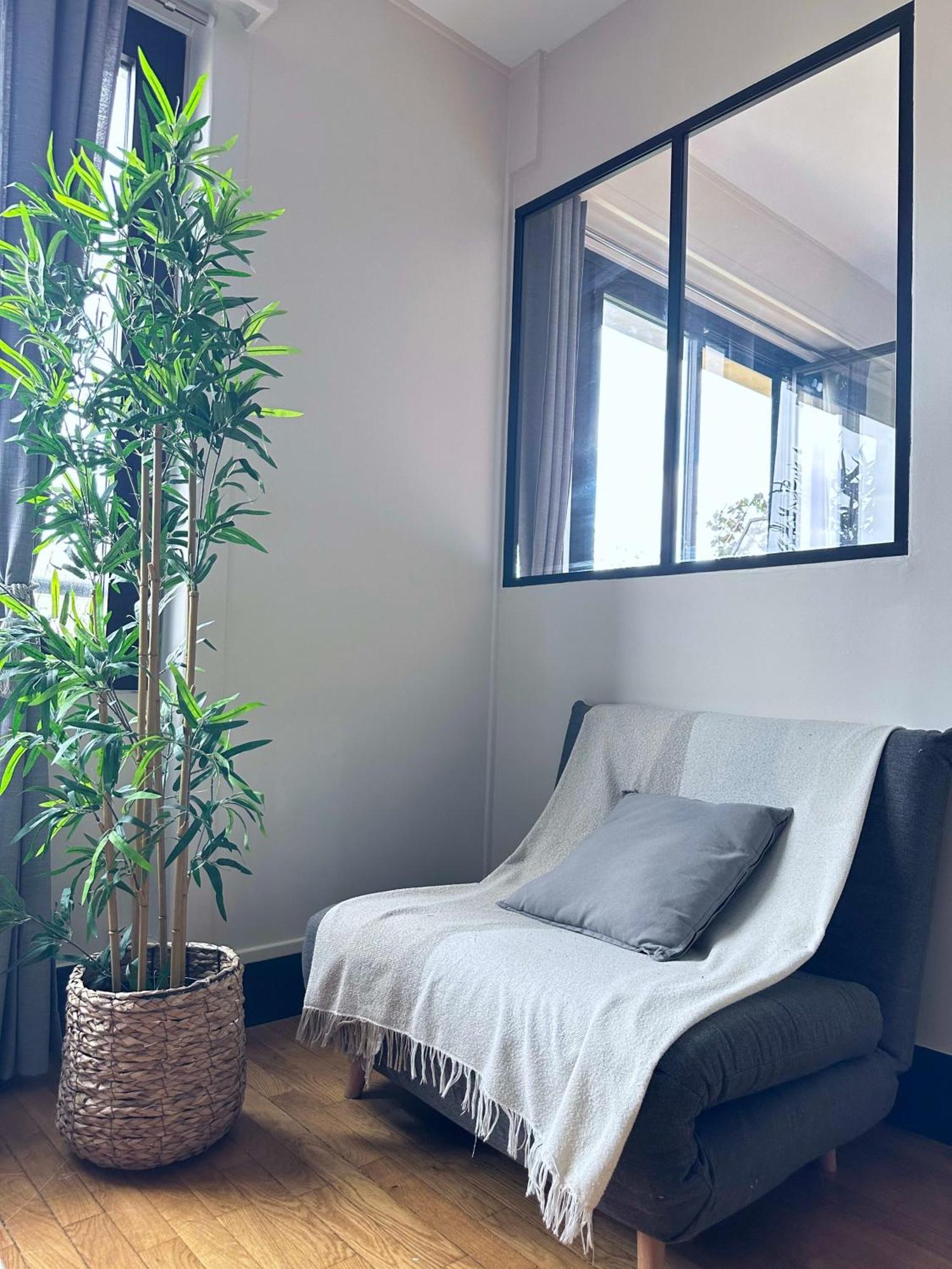 Stylish Apartment With A Balcony In Париж Екстериор снимка